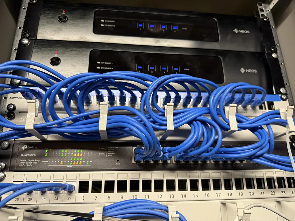 Denon Heos Drive w szafie rack